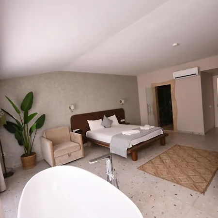 Montebello Deluxe Hotel